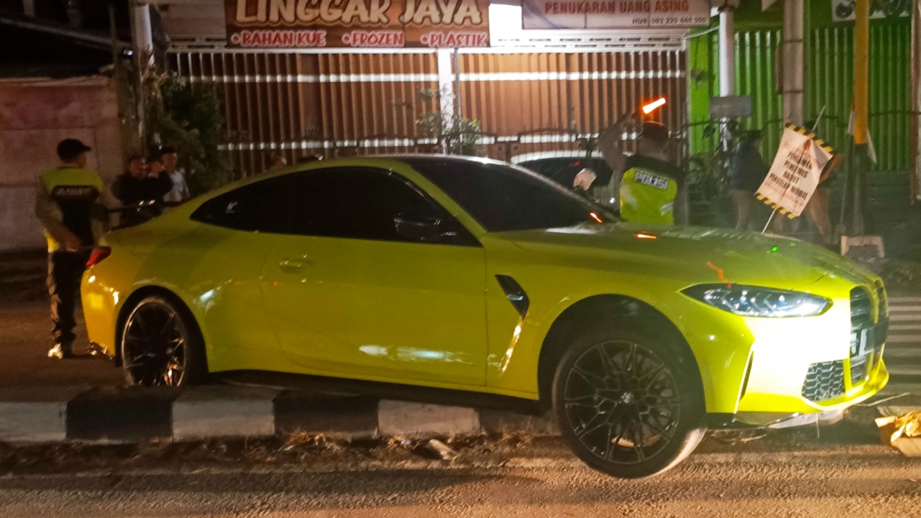 Mobil Sport BMW Diduga Milik Wabup Blitar Kecelakaan Usai Hadiri Rapat